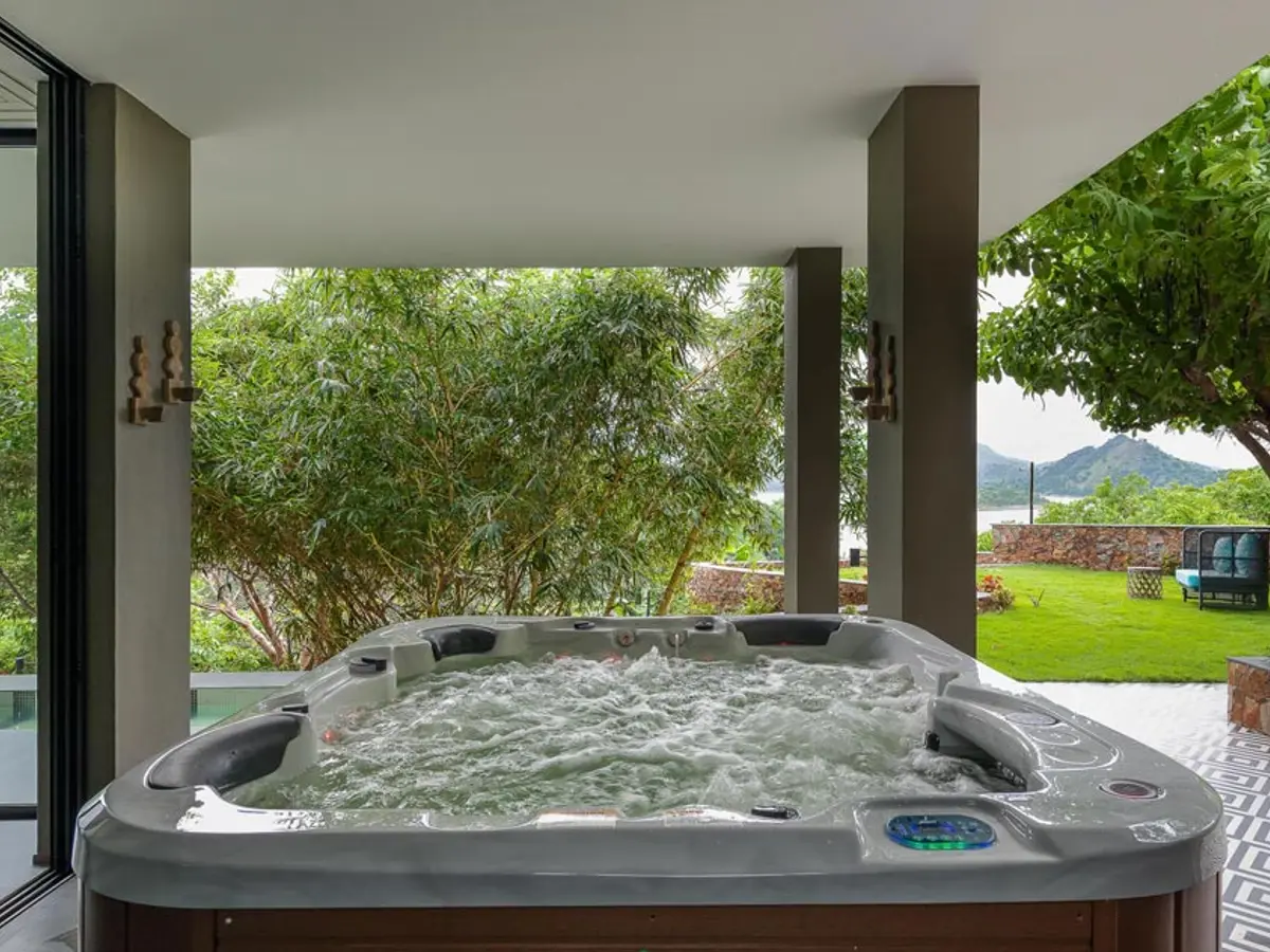 Jacuzzi - Lohono Stay