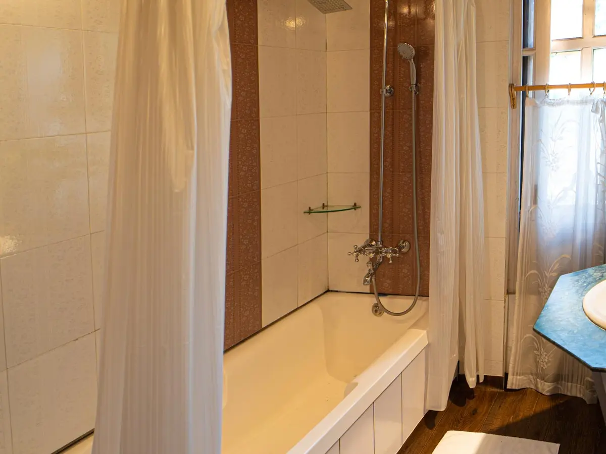 Harmukh Houseboat - Bathtub