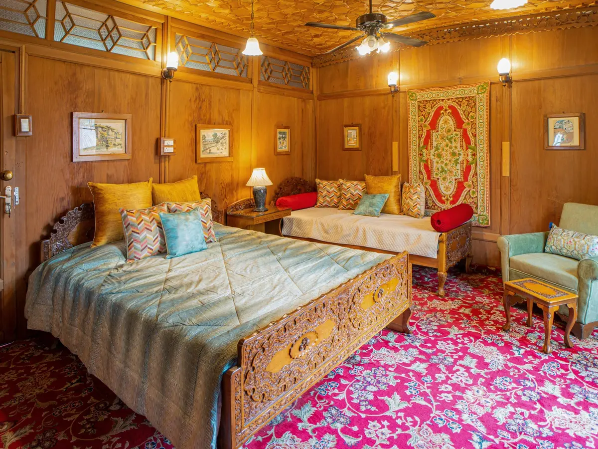 Harmukh Houseboat - bedroom 2