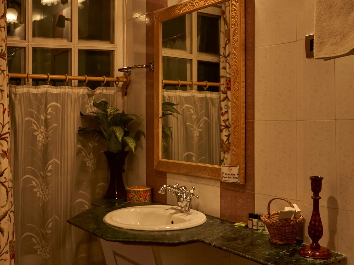 Harmukh Houseboat - Houseboat in Srinagar