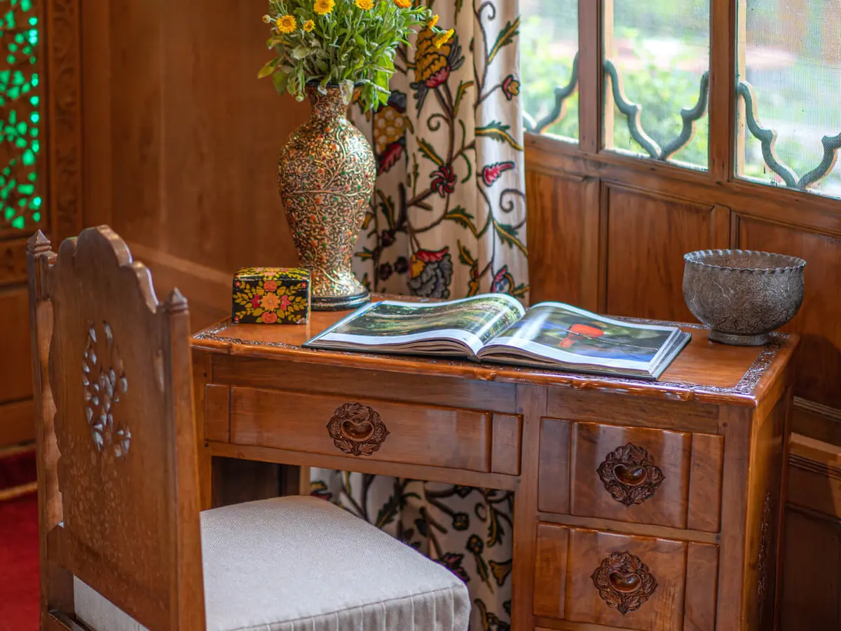Harmukh Houseboat - Bedroom desk