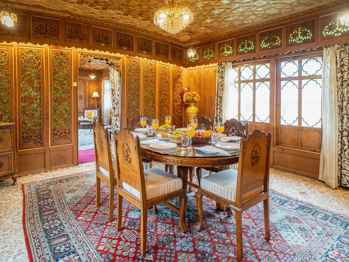 Harmukh Houseboat - Dining area