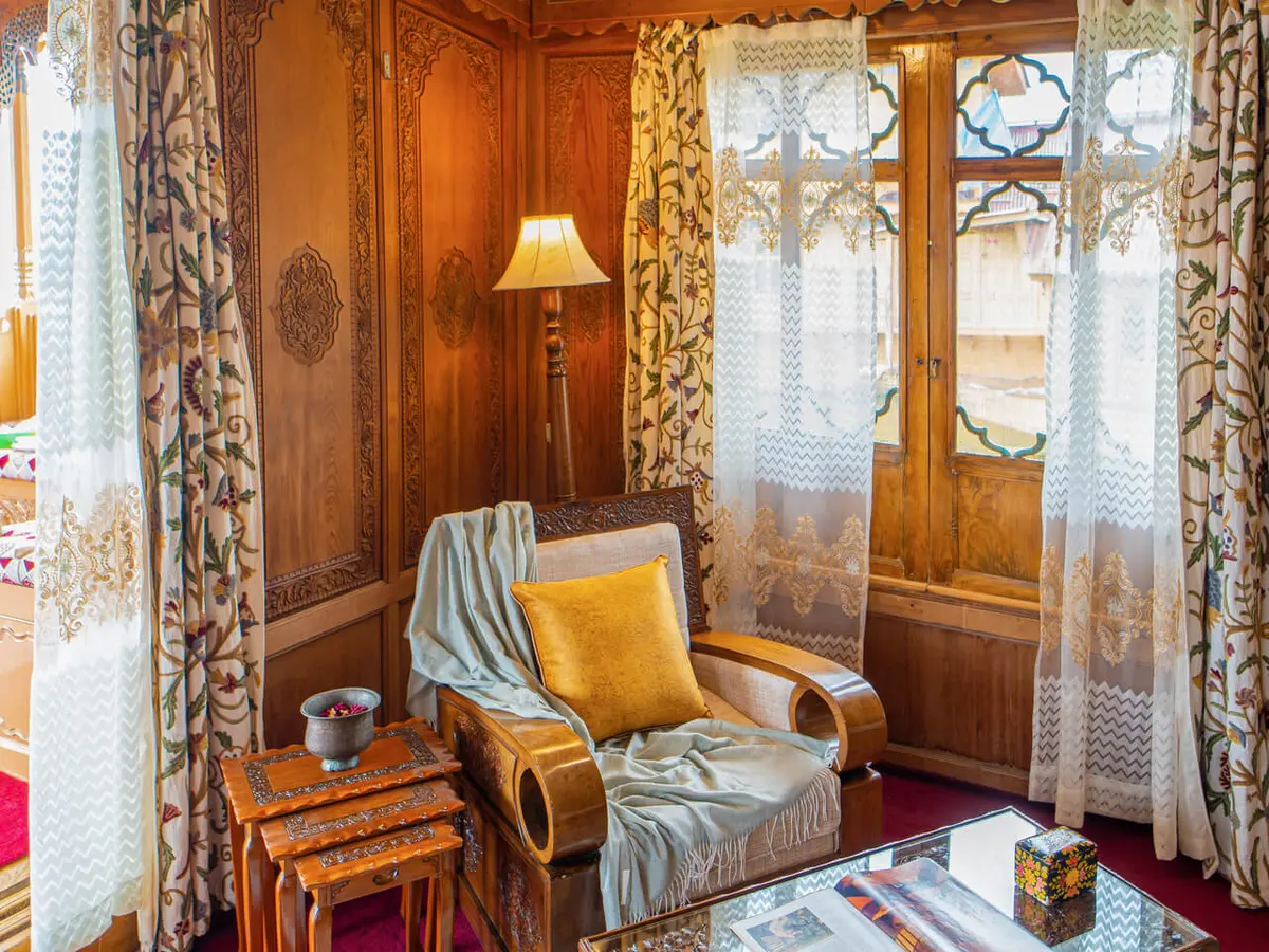 Harmukh Houseboat - Armchair in living room