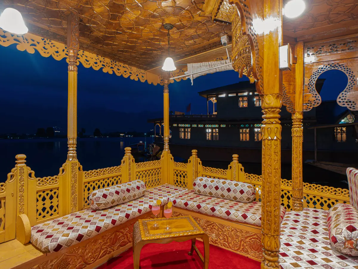 Harmukh Houseboat - Entrance in the evening
