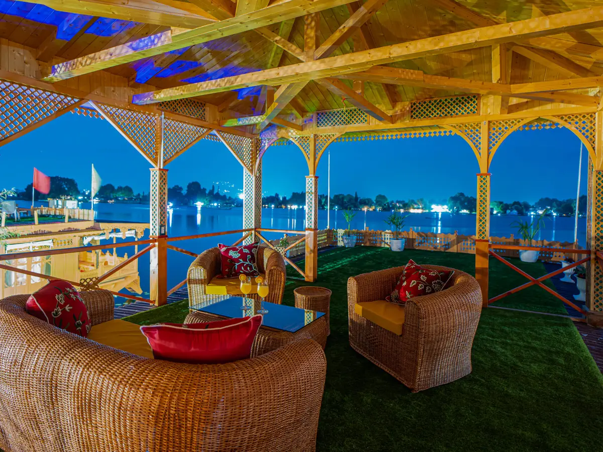 Harmukh Houseboat - Terrace at night