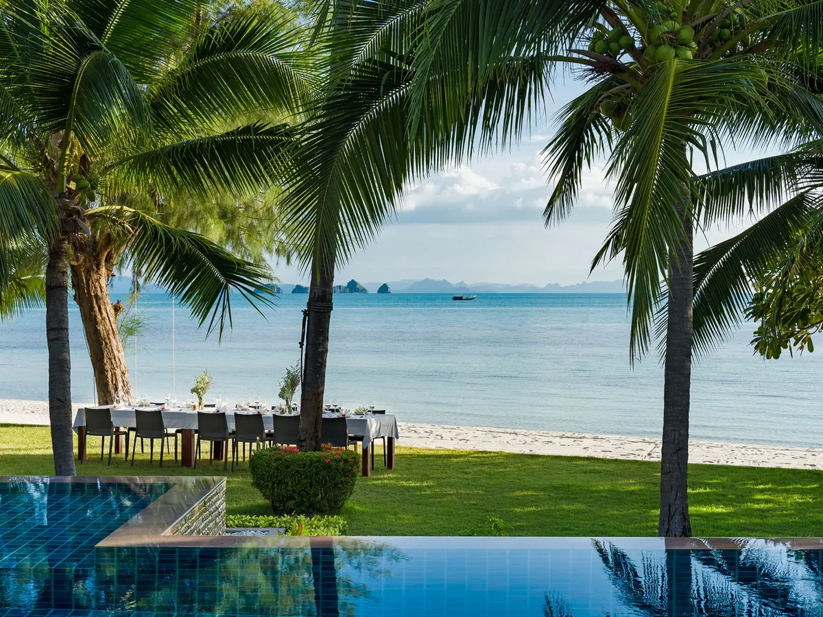 Inasia - Alfresco dining by the beach