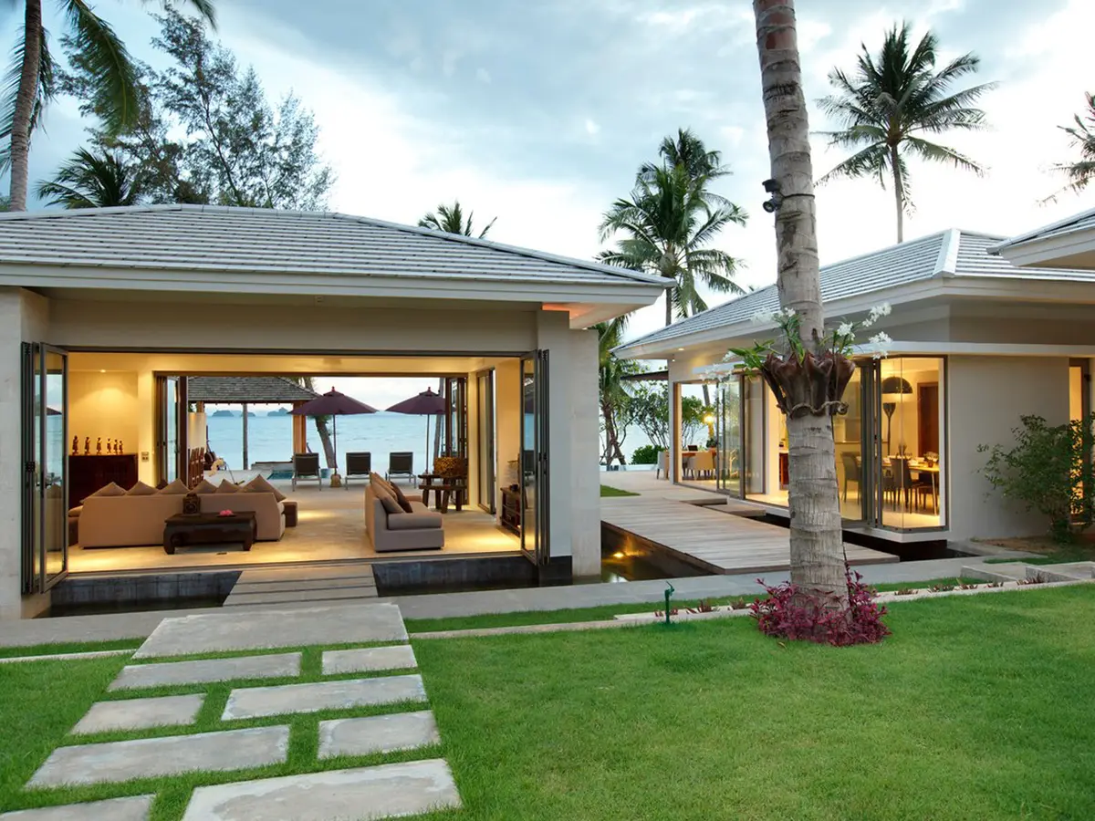 Inasia - Garden passage to the living area