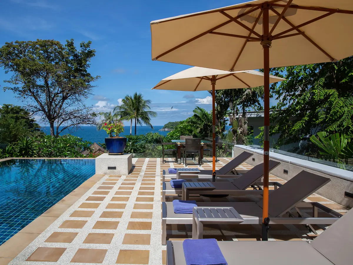 Infinity View - Pool and sunloungers