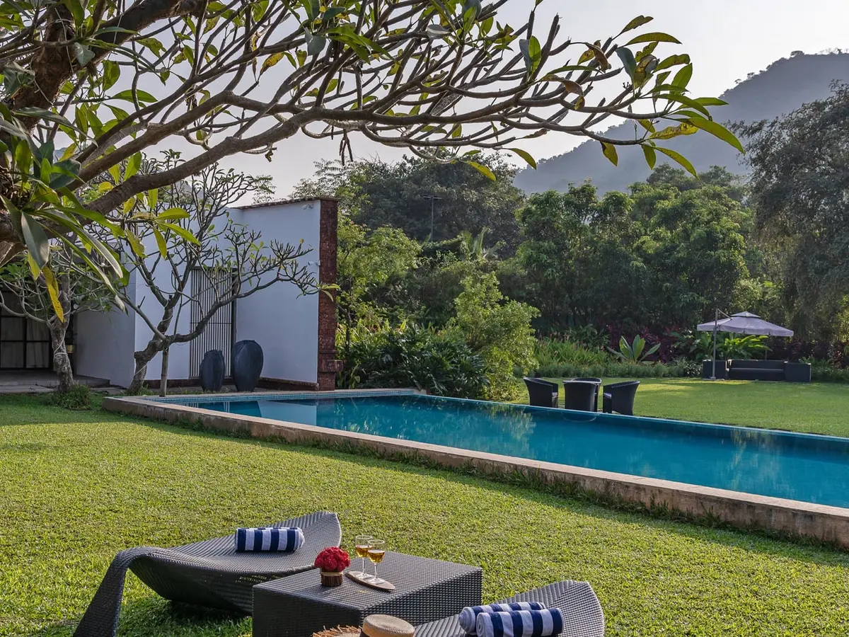 Laterite House - Poolside Seating