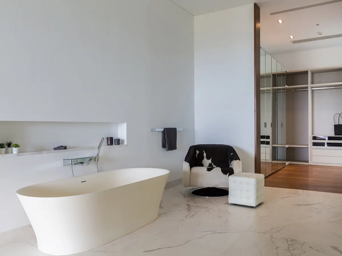 Malaiwana - Patio Duplex - Master bathroom and walkin closet