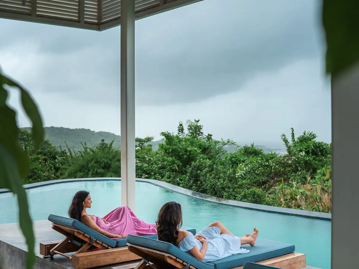 The Ray Villa - Poolside Loungers