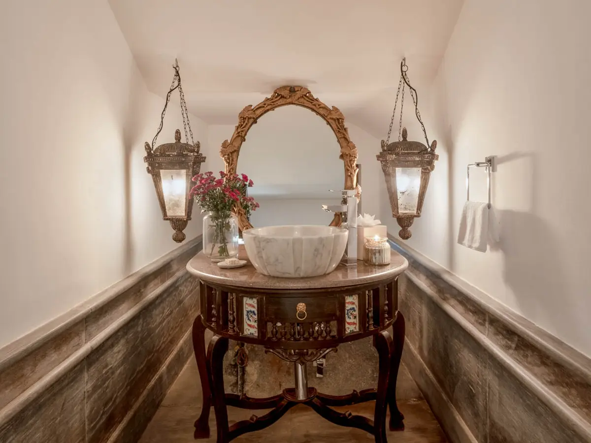 River Villa - Powder Room
