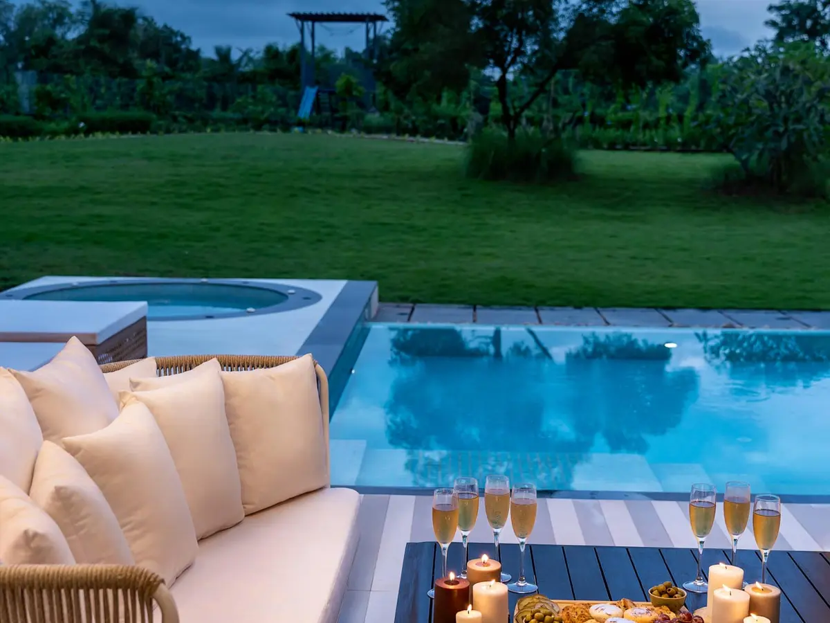 RiyuVann Estate - Drinks by the pool