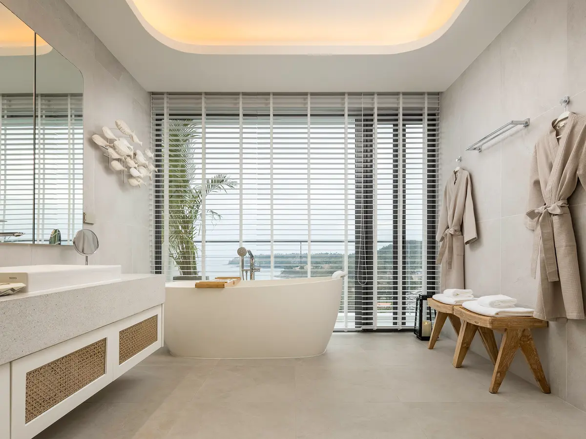 Surin Seaview Villa - Master bedroom ensuite bathroom