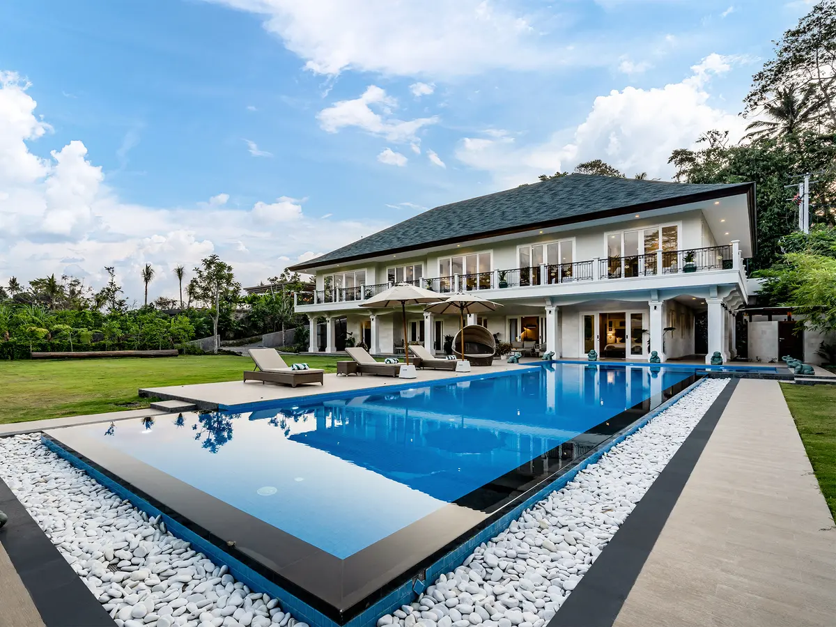 Pala Ubud - Villa Agung - Expansive lap pool by the lawn