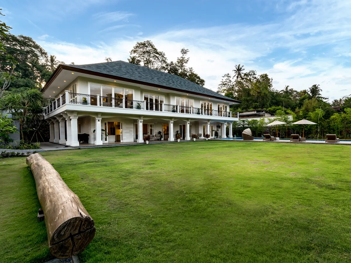 Pala Ubud - Villa Agung -Expansive lawn area perfect for any celebration