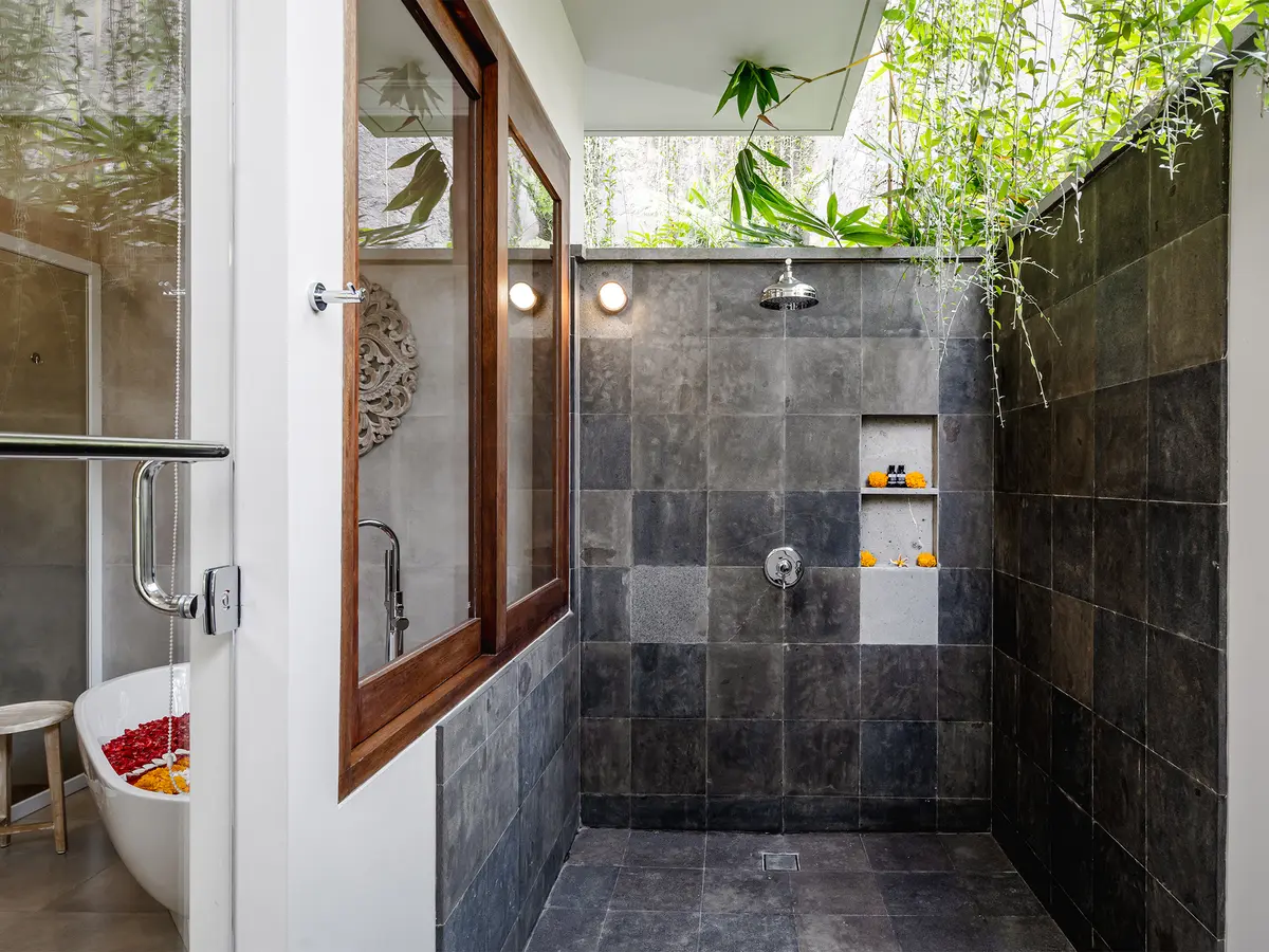 Pala Ubud - Villa Batur - Revitalizing en suite bathroom outdoor shower