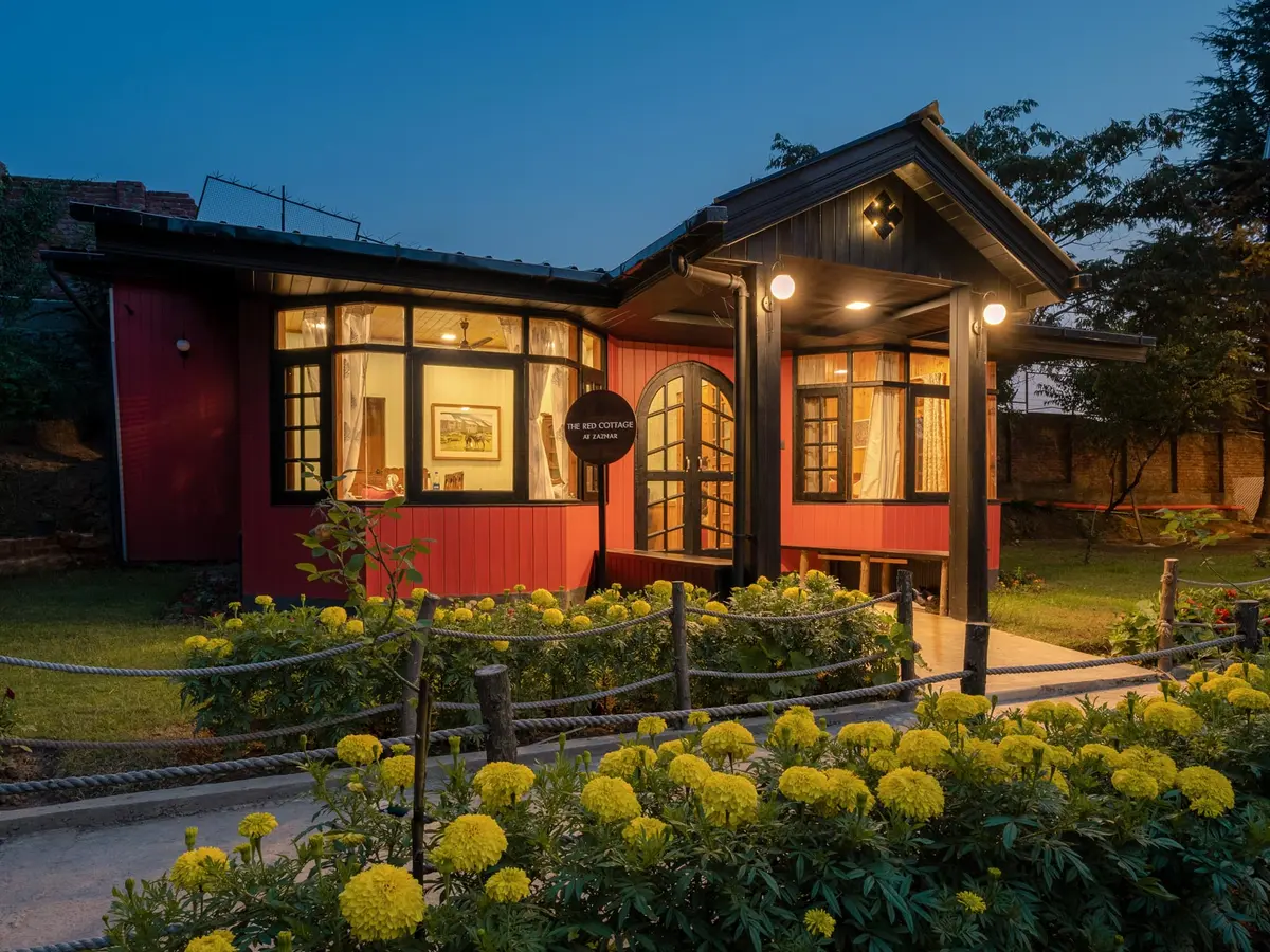 Zaznar - The Red Cottage - Facade