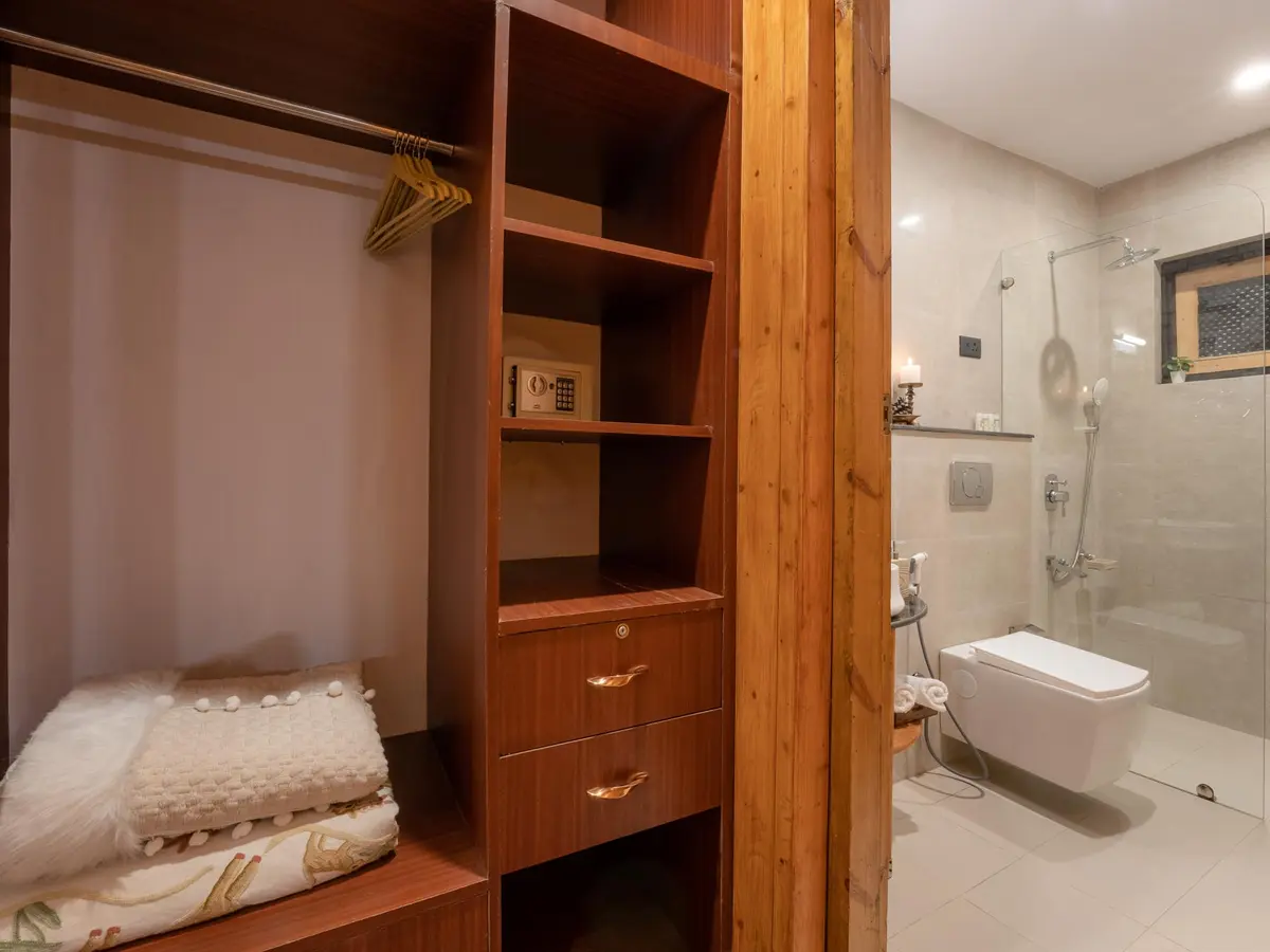 Zaznar - The Red Cottage - Closet and bathroom