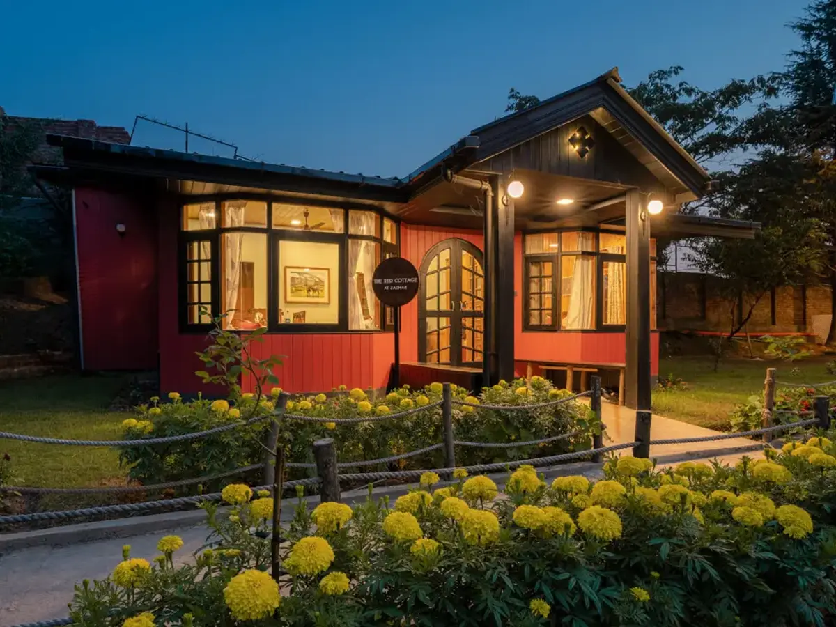 Zaznar - The Red Cottage - Facade