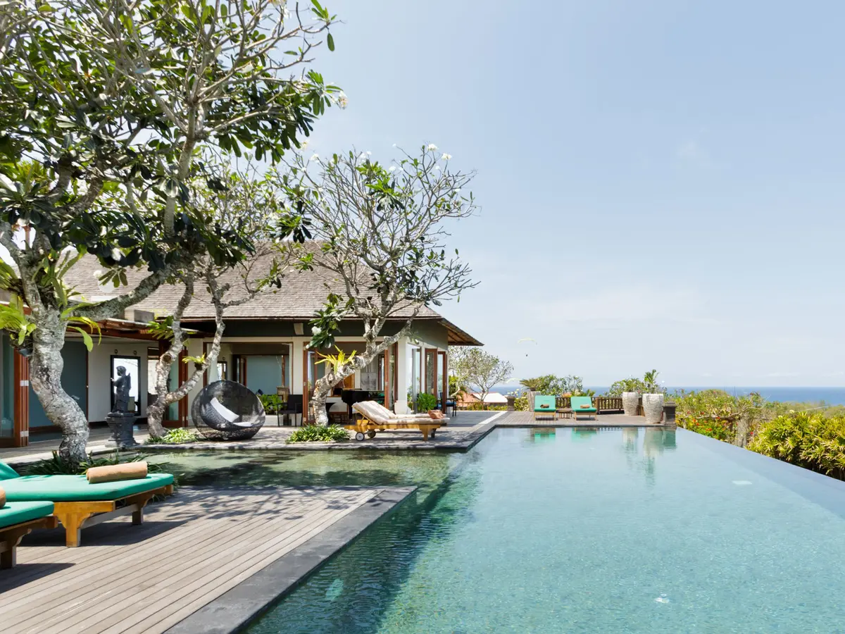 The Shanti Residence - Pool and Sun Loungers