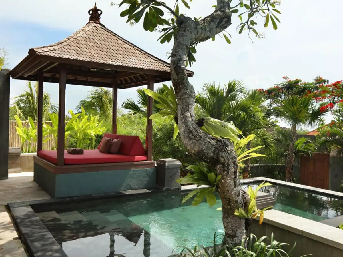 The Shanti Residence - Relax by the Pool