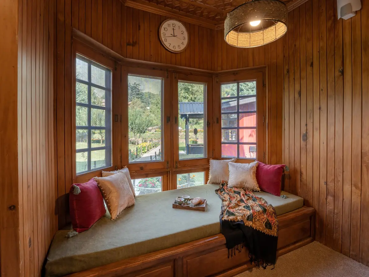 Zaznar - The White House - Living area window seating