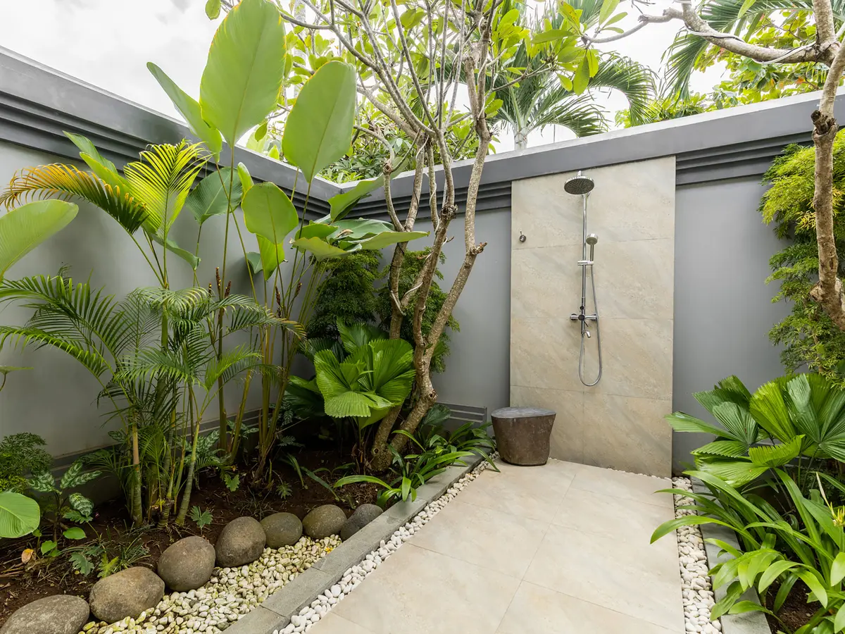 Tirtha Bayu Villa I - Tropical setting outdoor shower