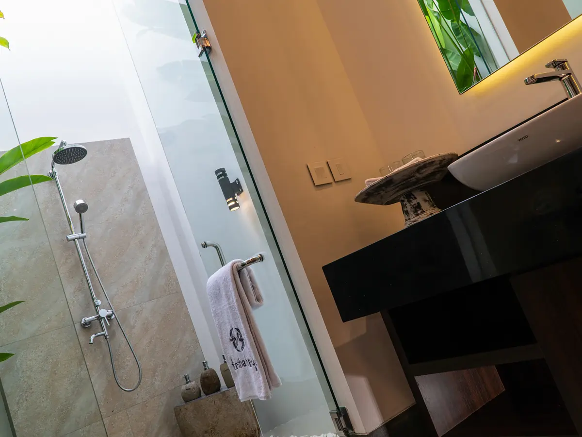 Tirtha Bayu Villa II - Clean lines and contemporary design bathroom