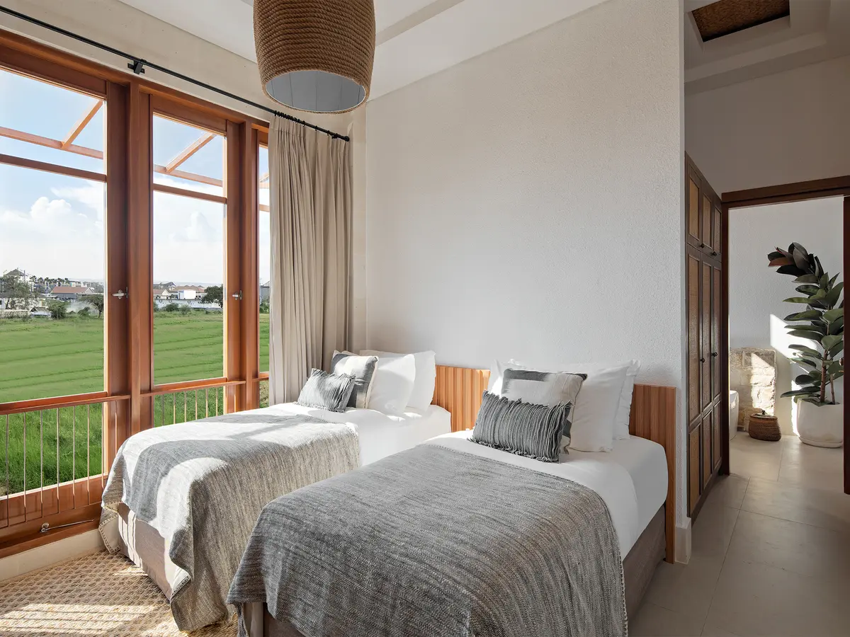 Villa Dhanika - Cosy guest bedroom overlooking the rice fields