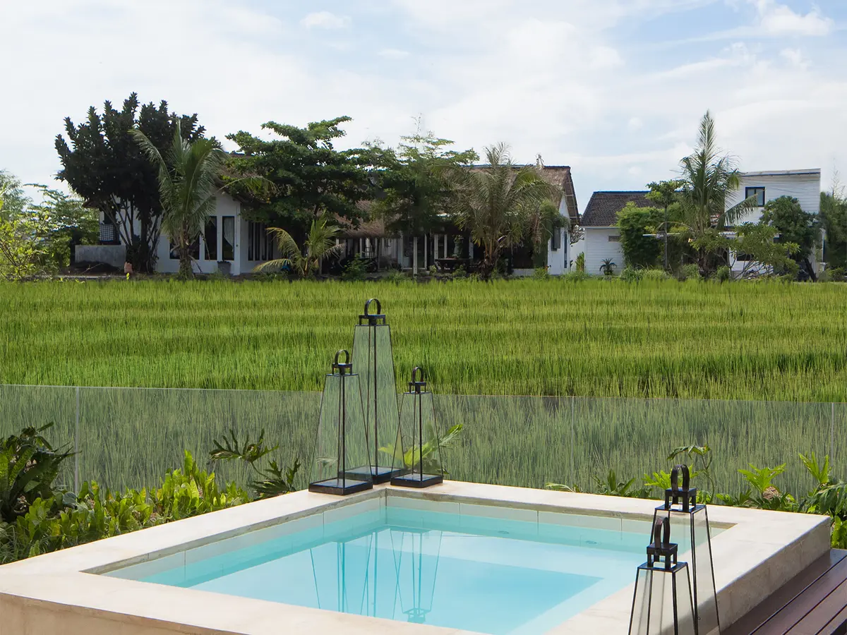 Villa Dhanika - Relaxing jacuzzi with stunning paddy field views