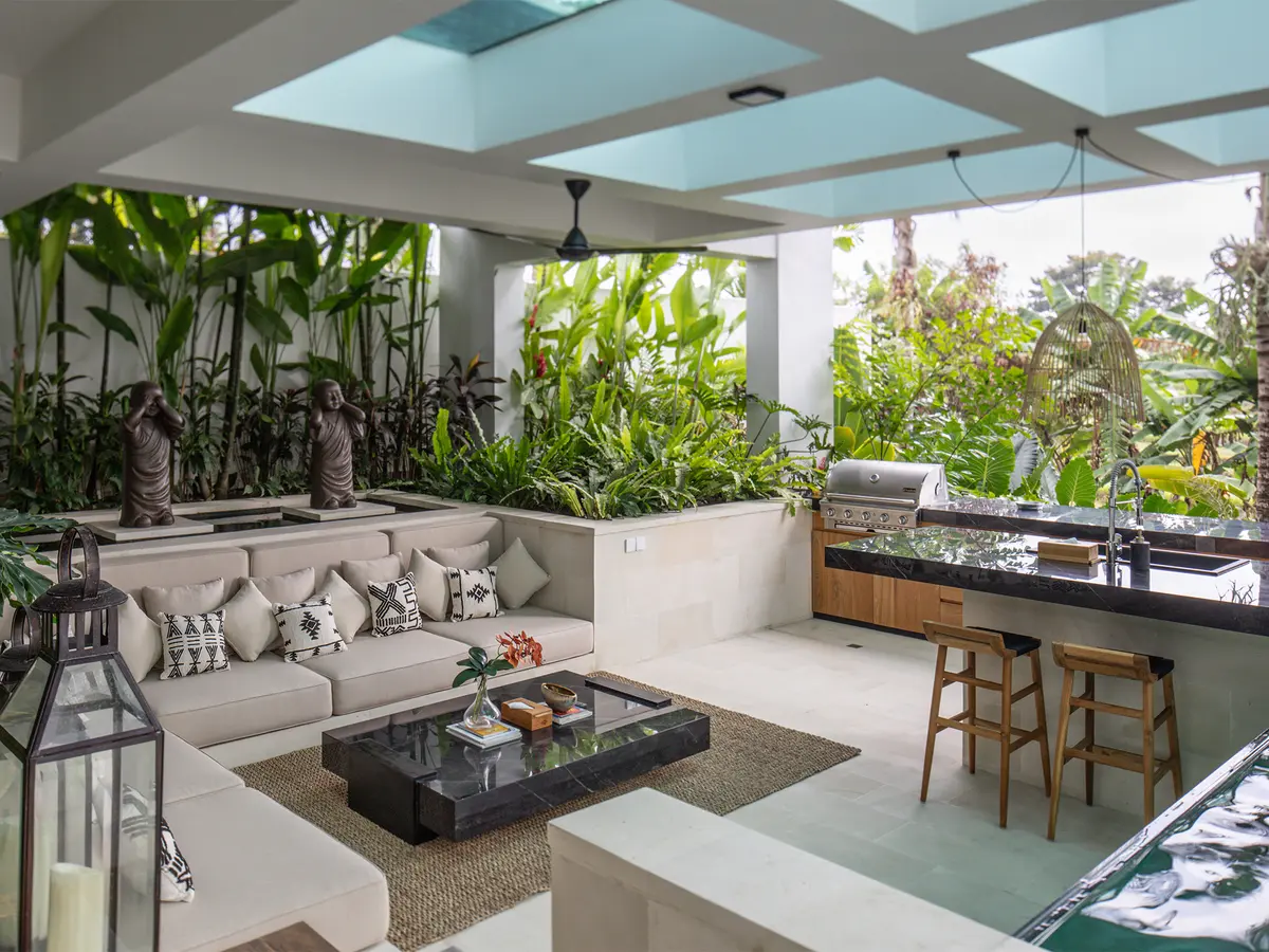 Villa Norbu - Spacious Sunken kitchen dining and swim up bar