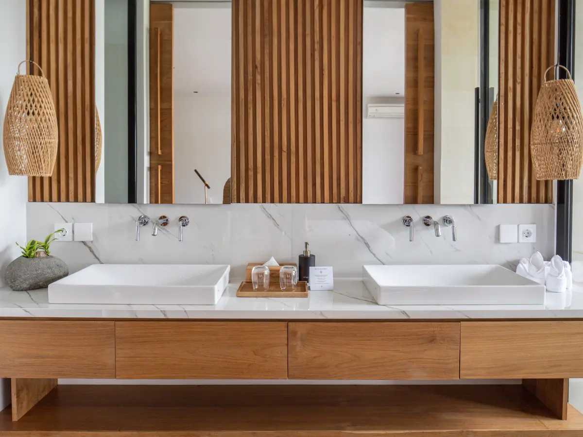 Villa Norbu - Master bedroom his and hers ensuite bathroom
