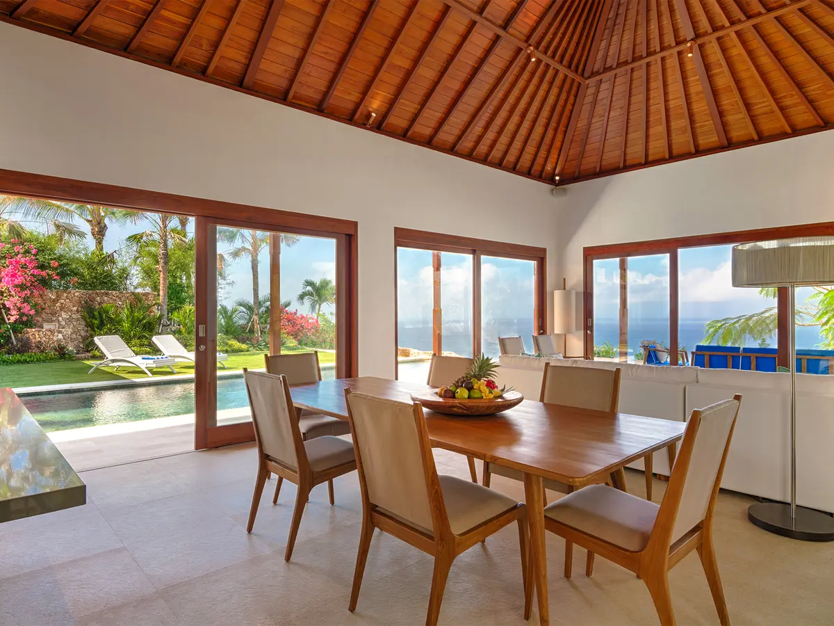 Sol y Mar - Cool dining and living spaces overlooking the ocean