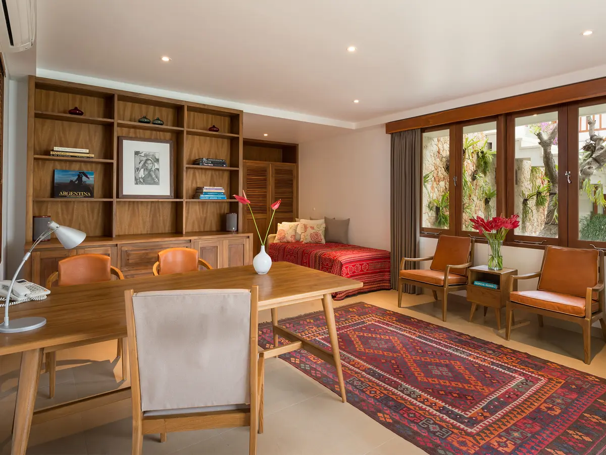 Sol y Mar - Opulent study and lounge room by the garden lawn