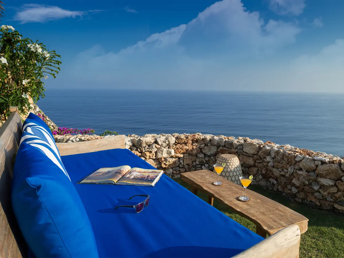 Sol y Mar - A fantastic view of the Indian Ocean from the cliffside lounge