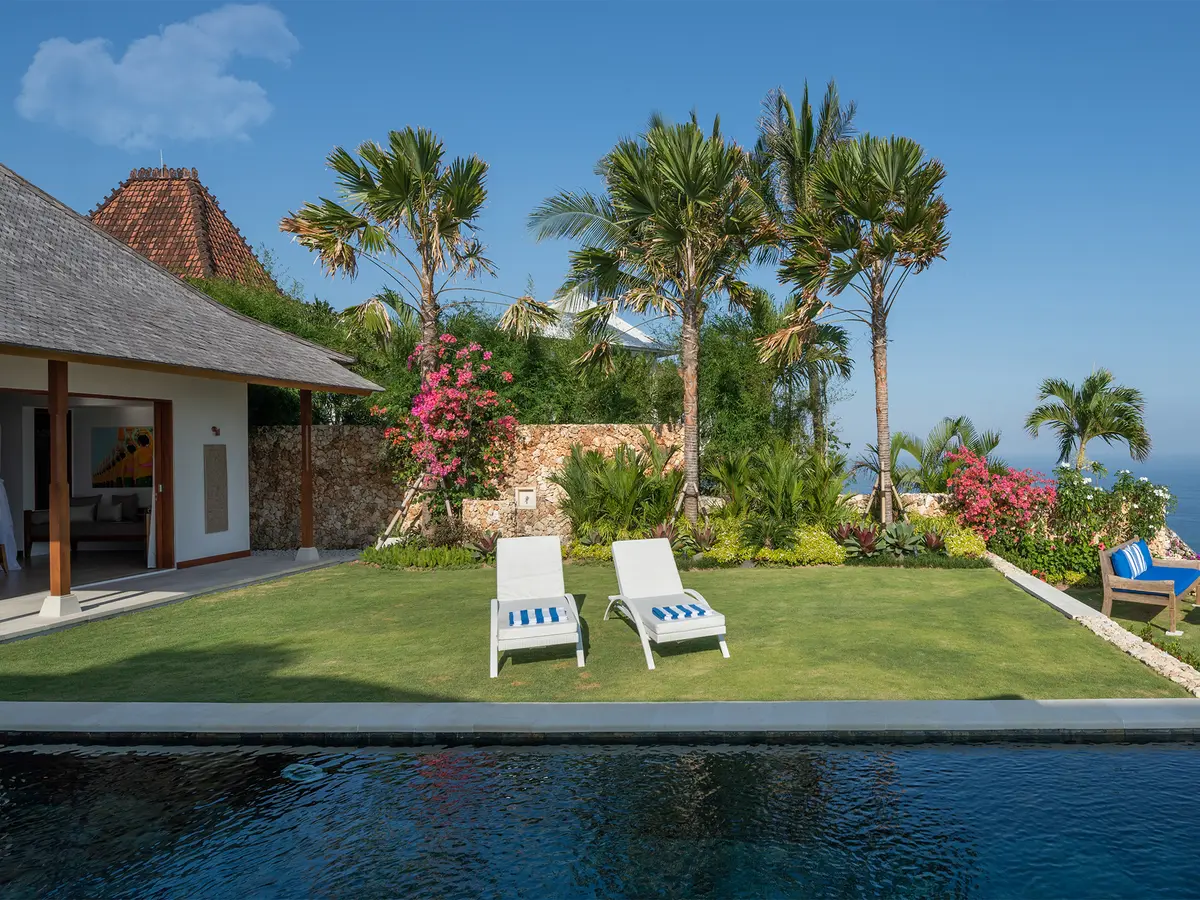 Sol y Mar - Magnificent ocean views from the pool and garden lawn