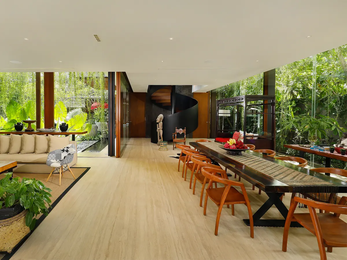 Villa Svarga - Cool open plan living and dining area