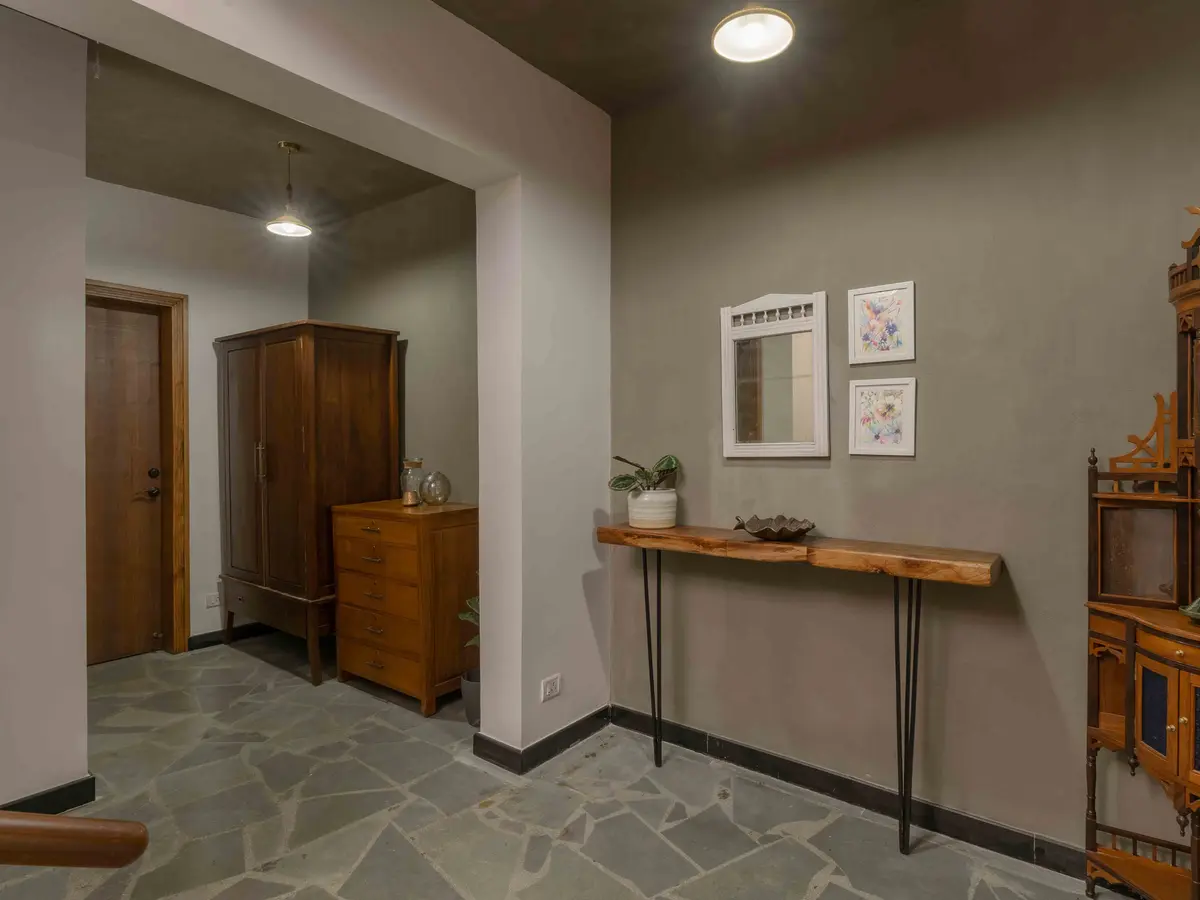 Whispering Waters Villa - Passage