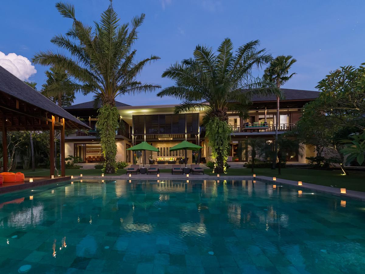 Bendega Nui - Pool and villa at night