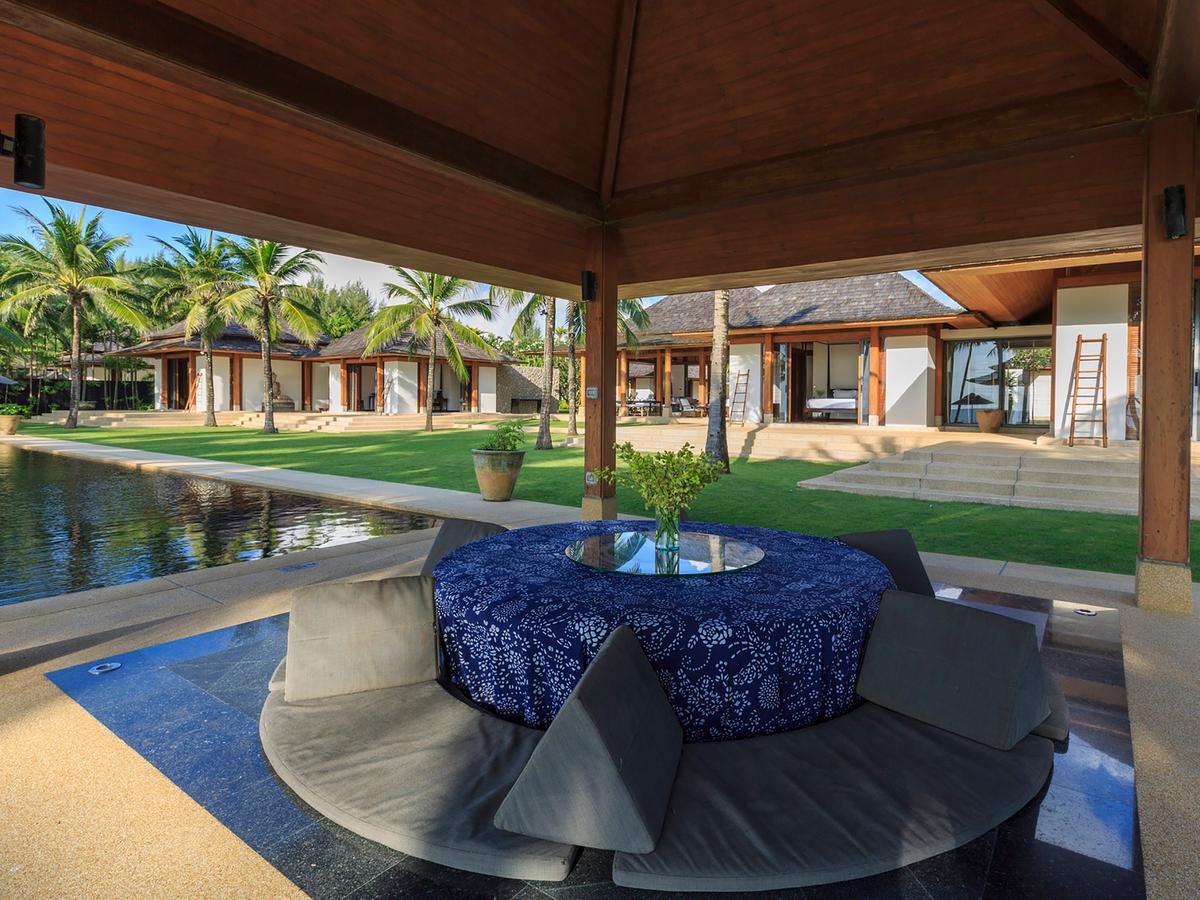 Villa Shanti - Poolside relaxation