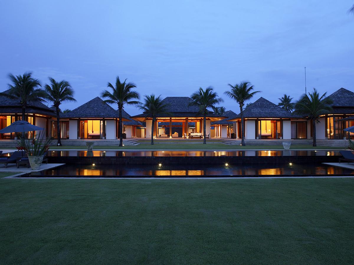 Villa Shanti - Villa facade by night