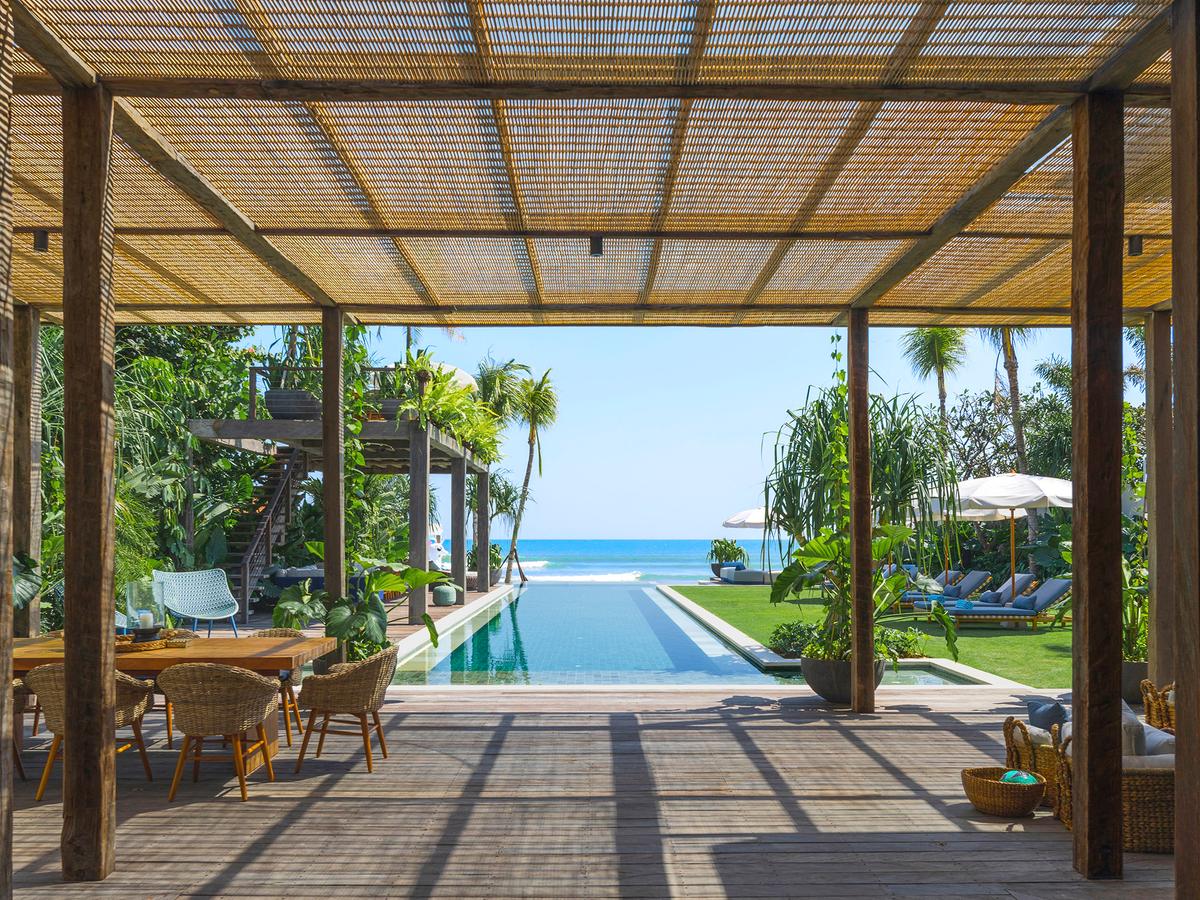Noku Beach House - Walkway to main pool