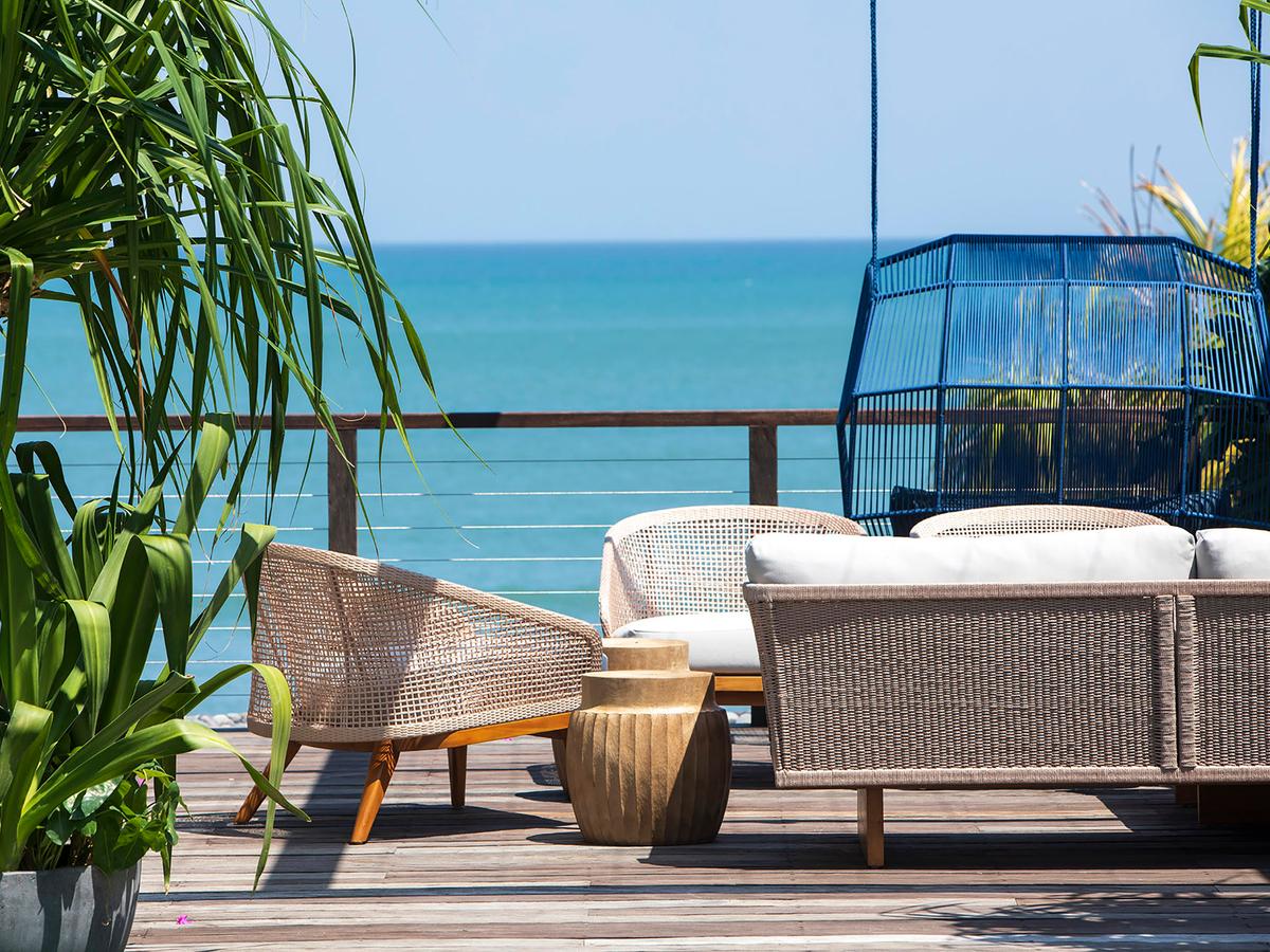 Noku Beach House - Lounge with beautiful beach view