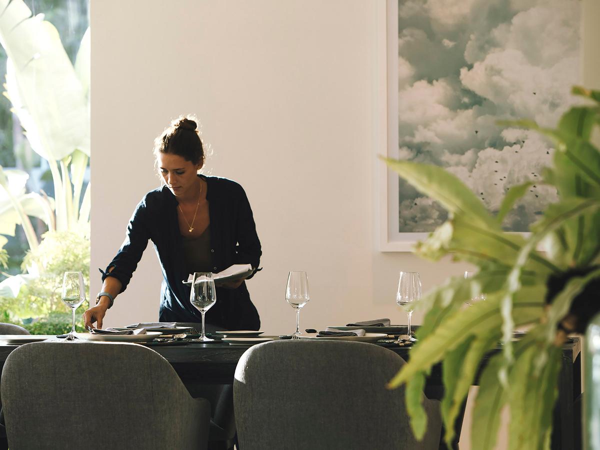 Noku Beach House - Preparing dining area