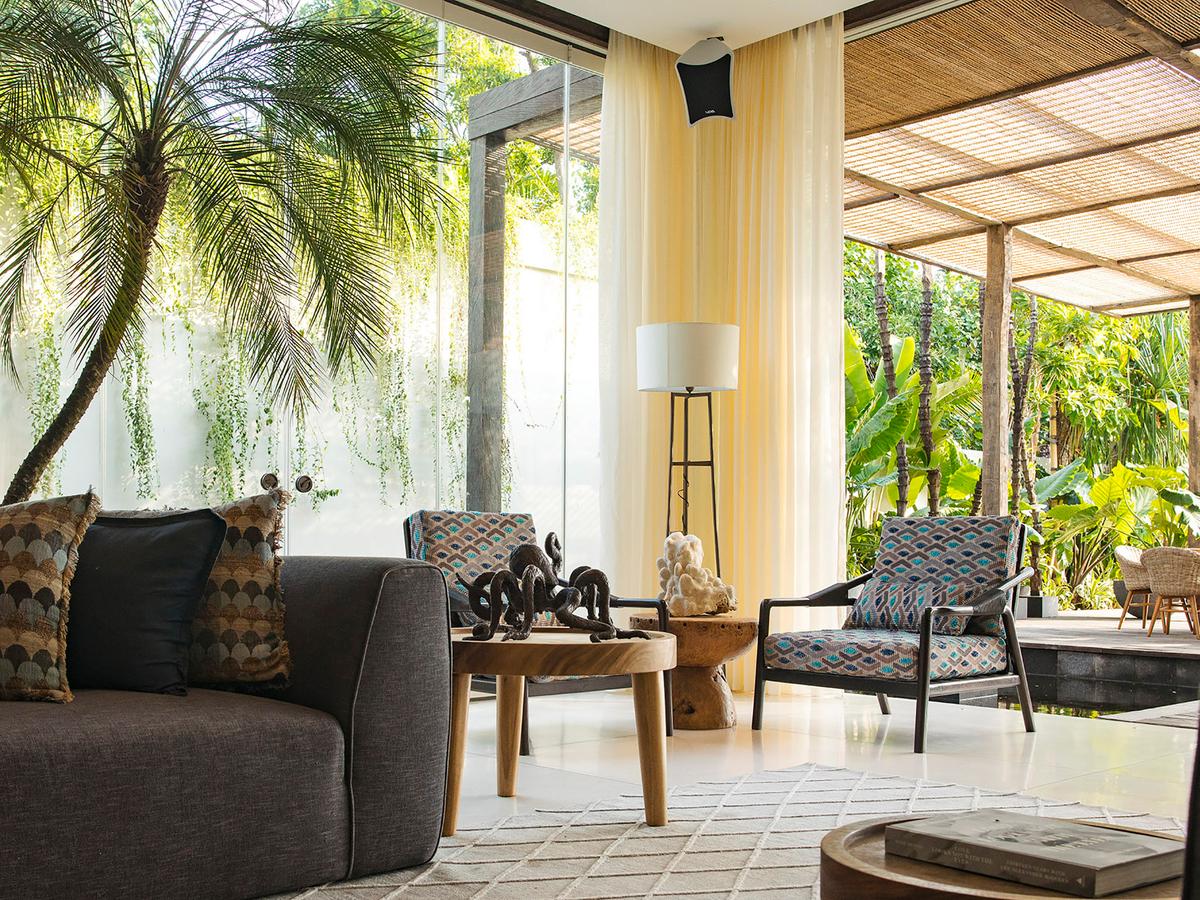 Noku Beach House - Side view of living area