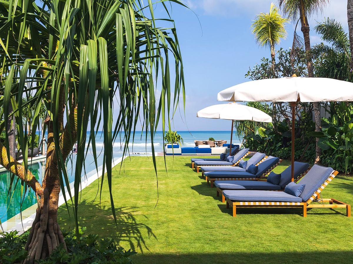 Noku Beach House - Swimming pool and the sun loungers