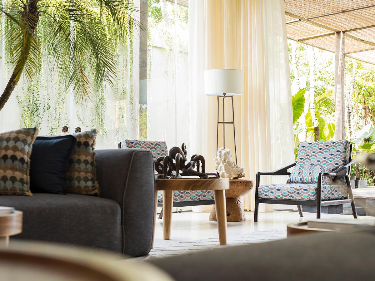 Noku Beach House - Unique table ornaments in living area