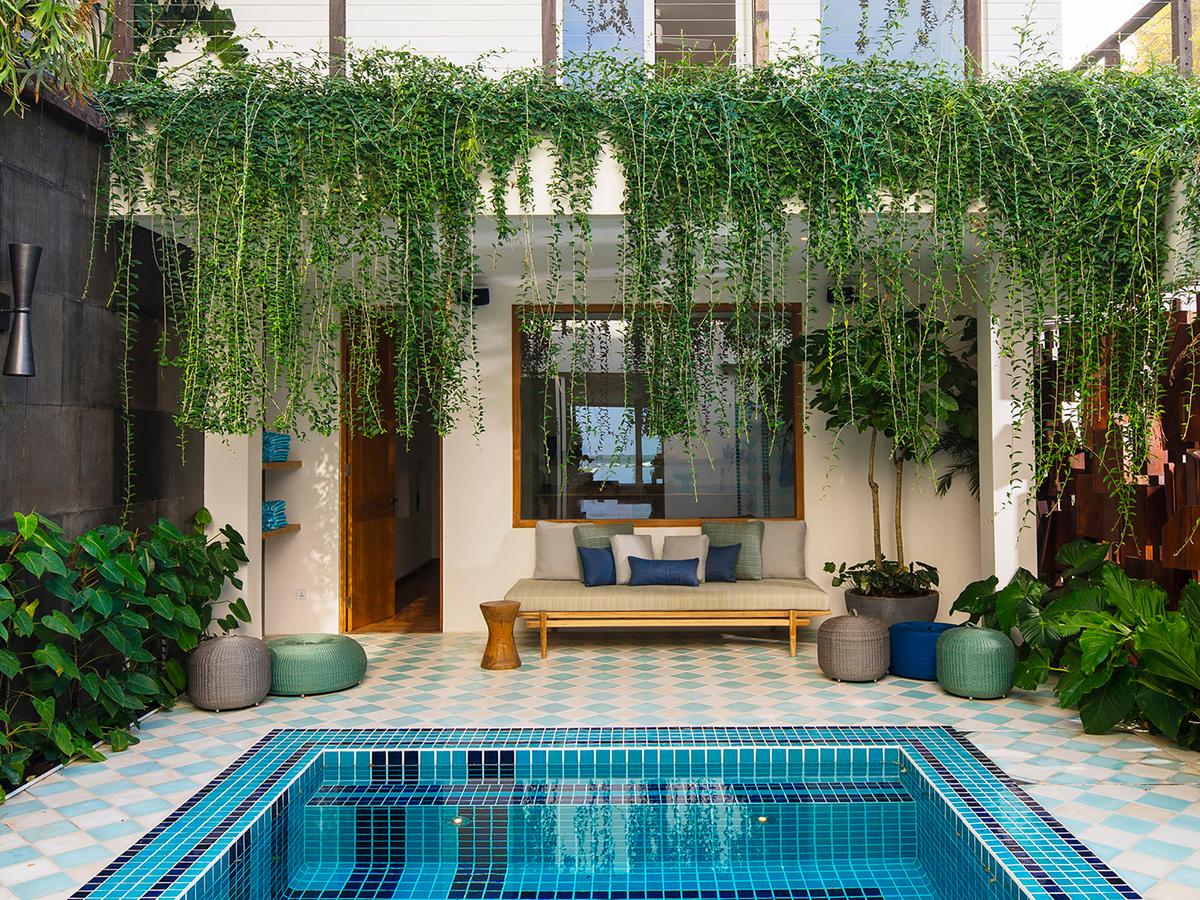 Noku Beach House - Walkway to pool with beach view