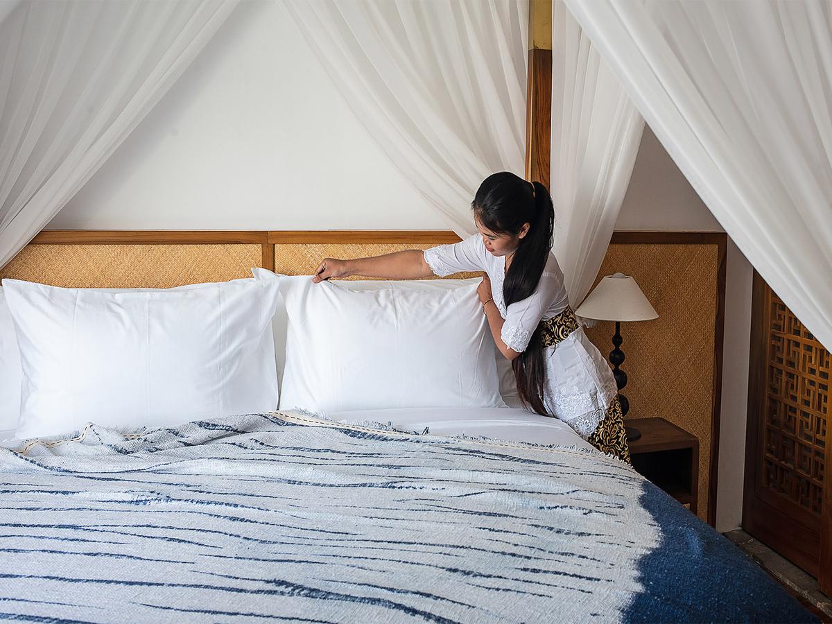 Villa Indrani - Preparing bedroom